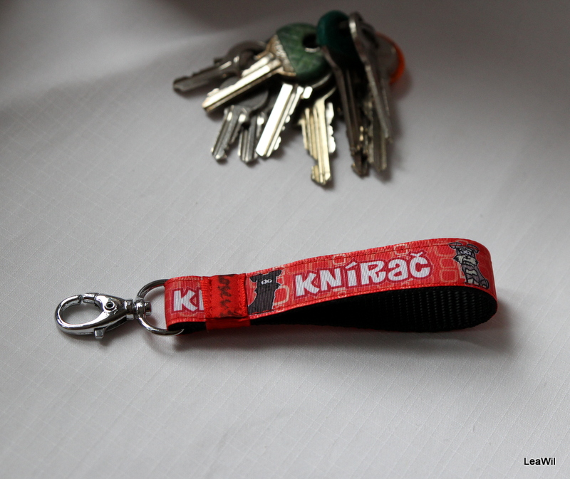 Klíčenka taft 2 cm knírač - poutko s karabinou