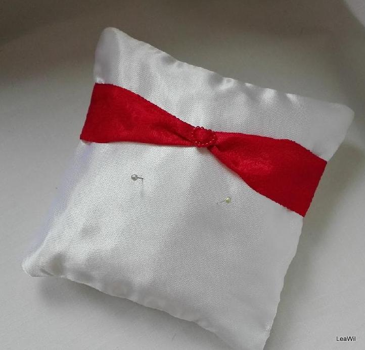 Polštářek pod prstýnky červený stuha
