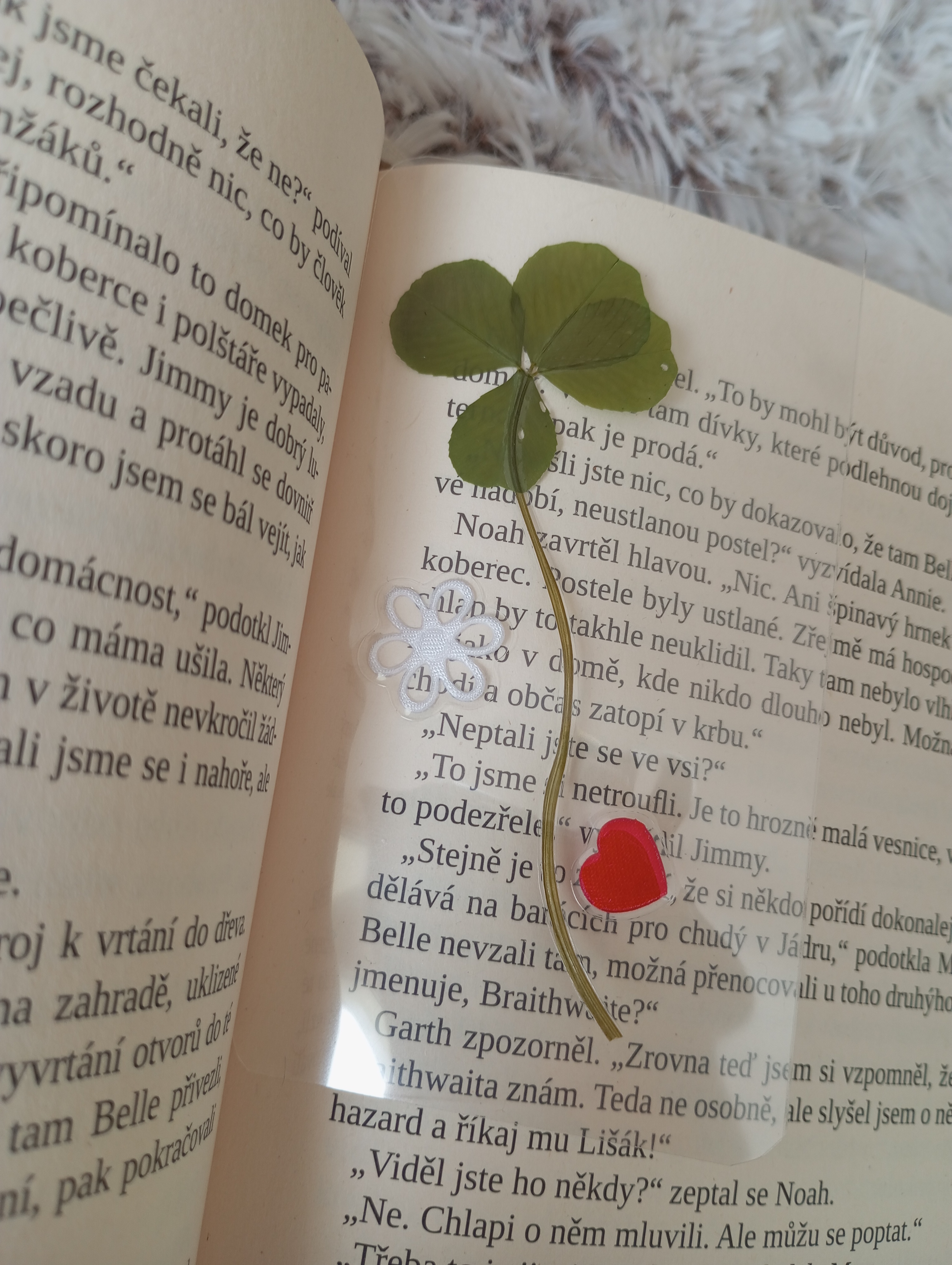 Čtyřlístková záložka do knihy červeno-bílá3