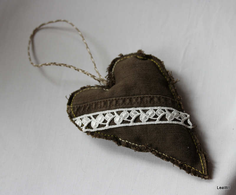 Dekorační srdíčko khaki krajka bílá