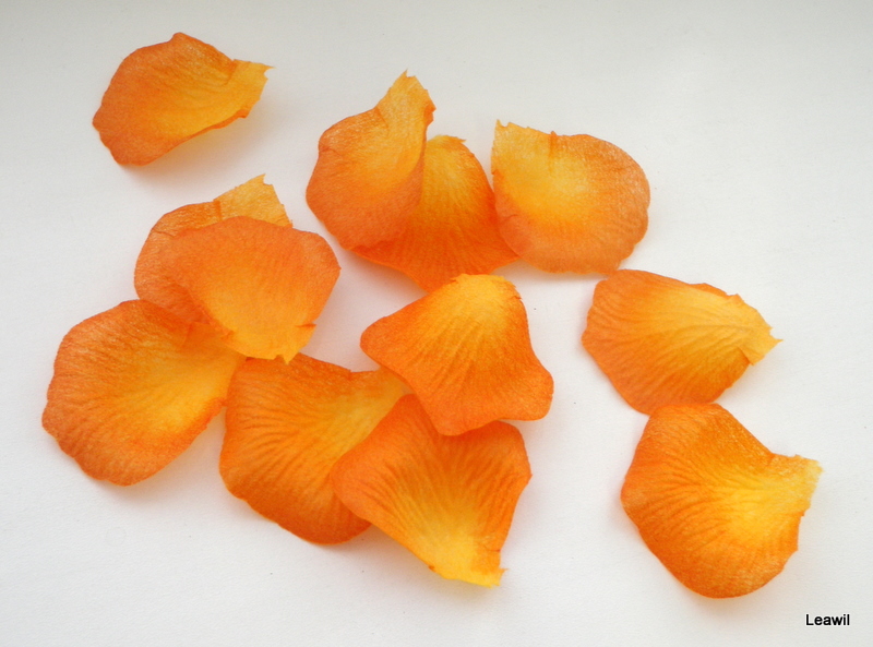 Okvětní plátky růží oranžové svítivé