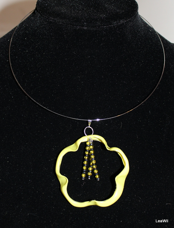 Žlutá tygrovaná květina - náhrdelník