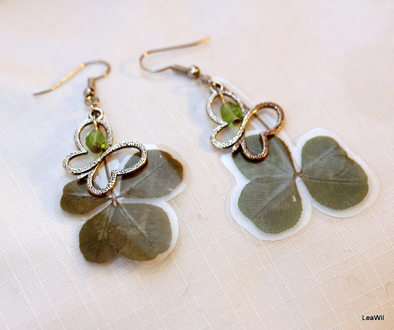 Čtyřlístkové naušnice a přívěsek s motýlkem