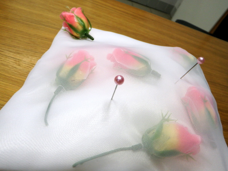 Polštářek pod prstýnky luxusní s růž. růžemi v závoji