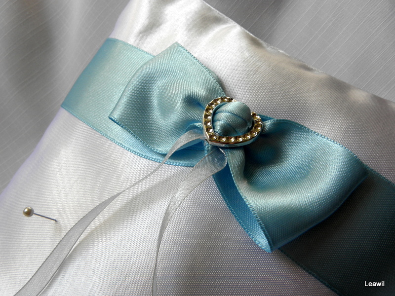 Polštářek pod prstýnky s modrou stuhou a srdíčkem