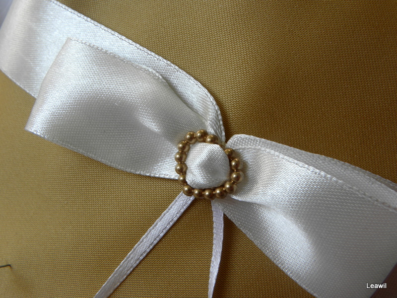 Polštářek pod prstýnky zlatý se stuhou a zl.srdíčkem