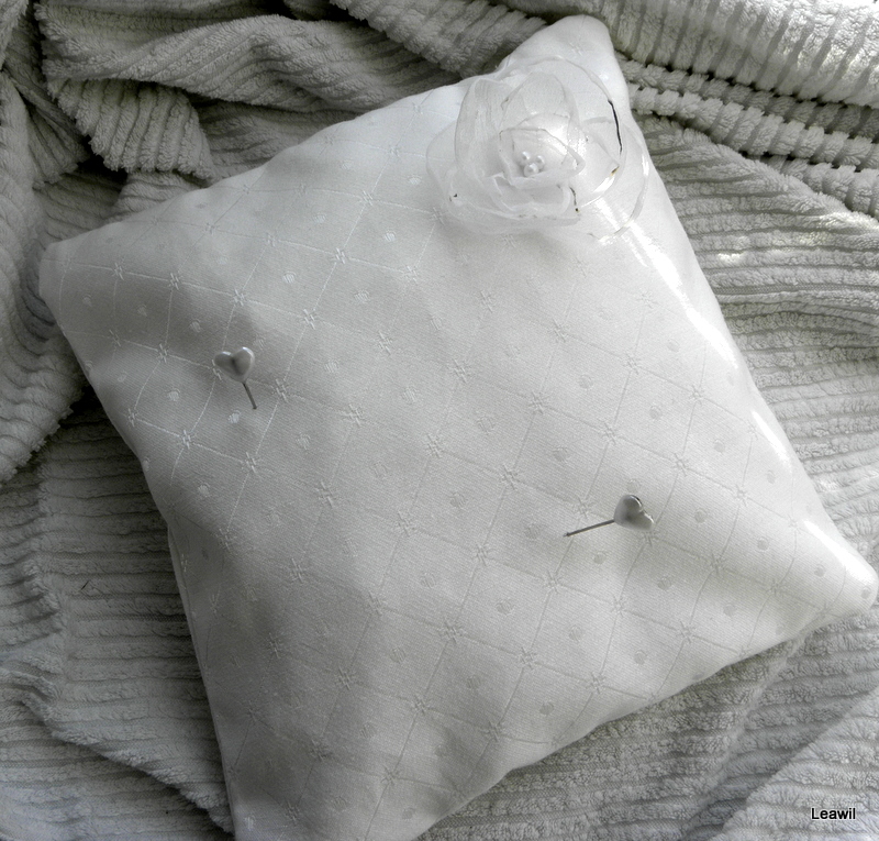 Polštářek pod prstýnky bílý mřížka mat