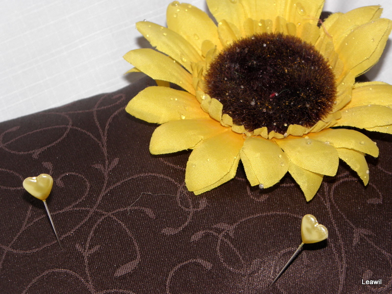 Polštářek pod prstýnky hnědý ornament se slunečnicí