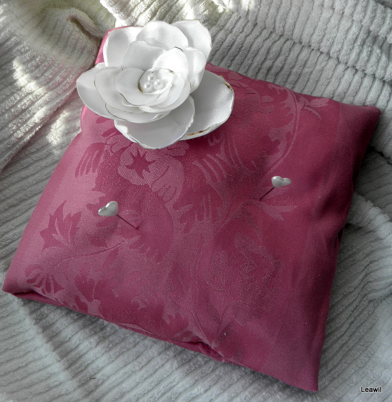 Polštářek pod prstýnky lila květinový ornament