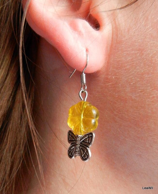 Motýlci na žluté květině