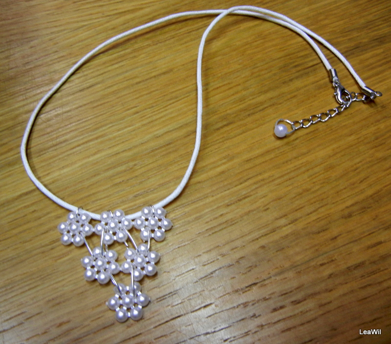 Perličkový kvítkový (vločky)  náhrdelník