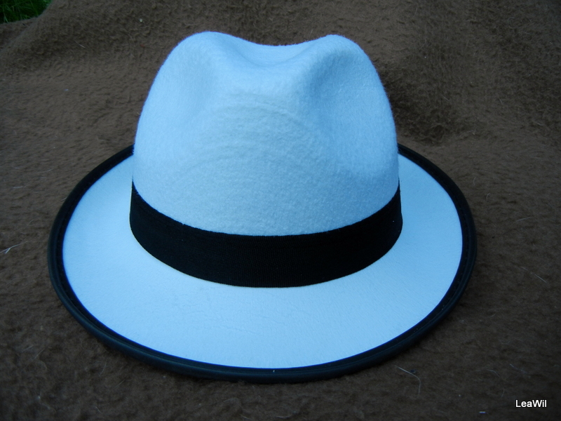 Bílý klobouk gentleman s přísavkami