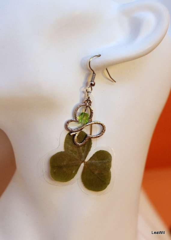 Čtyřlístkové naušnice a přívěsek s motýlkem