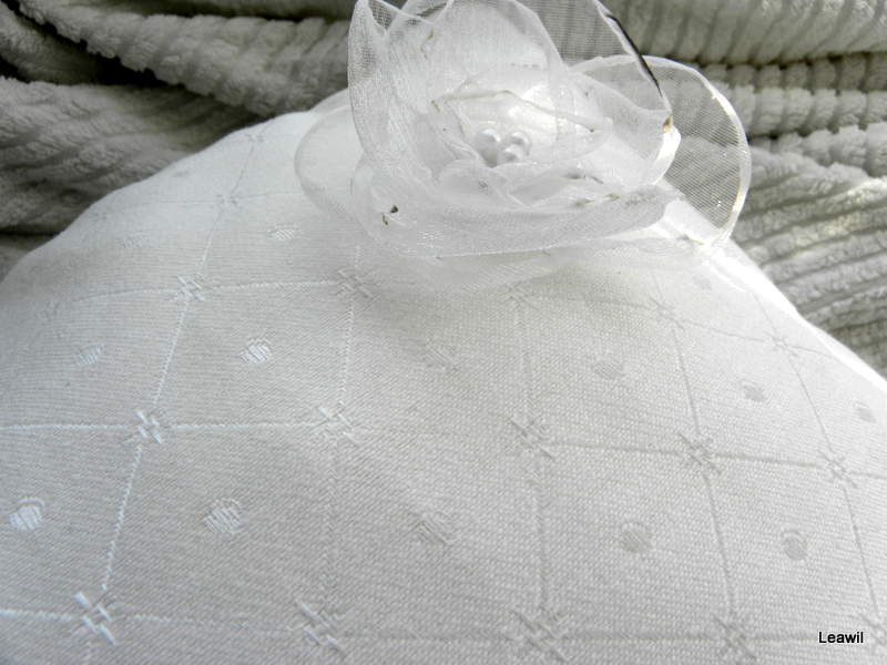 Polštářek pod prstýnky bílý mřížka mat