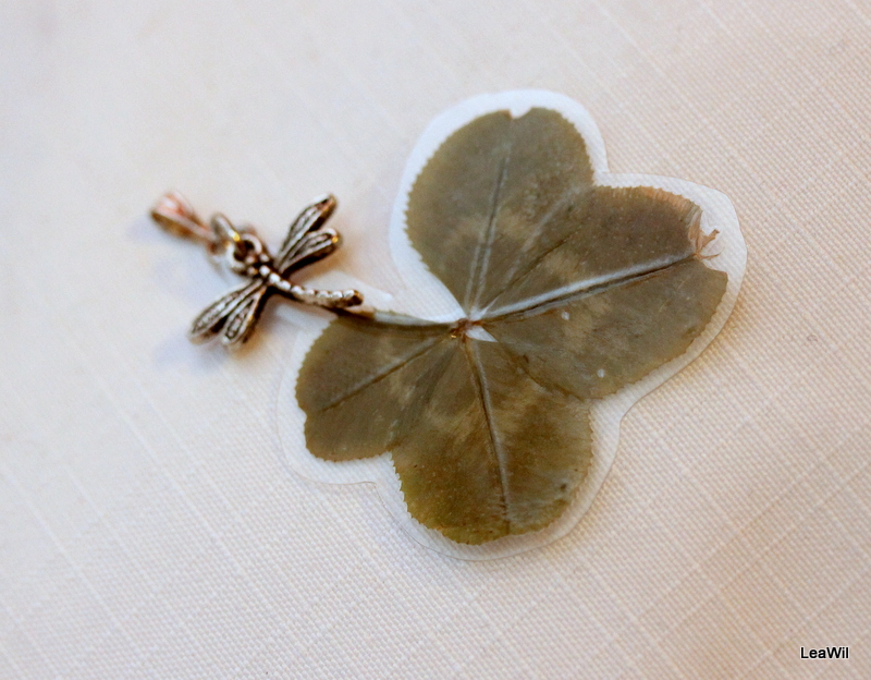 Čtyřlístkové naušnice a přívěsek s vážkami