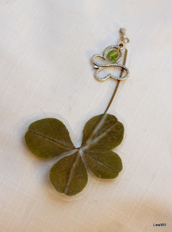 Čtyřlístkové naušnice a přívěsek s motýlkem