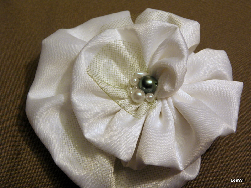 Růže bílá se zeleným perlením