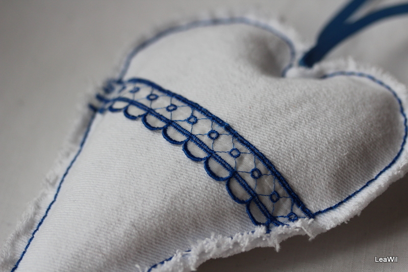 Dekorační srdíčko bílomodrá krajka