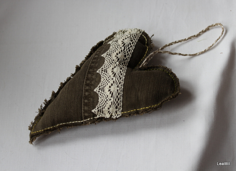 Dekorační srdíčko khaki krajka béž II.