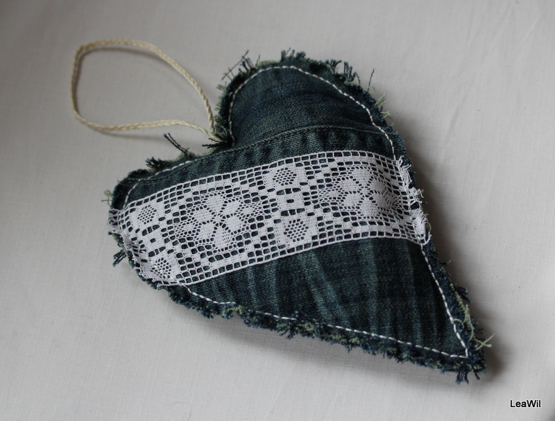 Dekorační srdíčko modré krajka bílá VI.