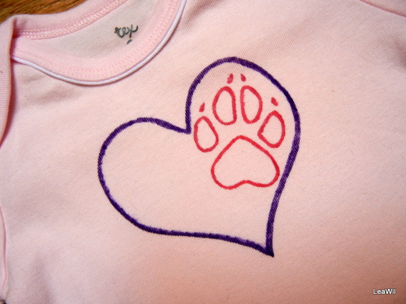 Dětské body tlapka srdce růžové