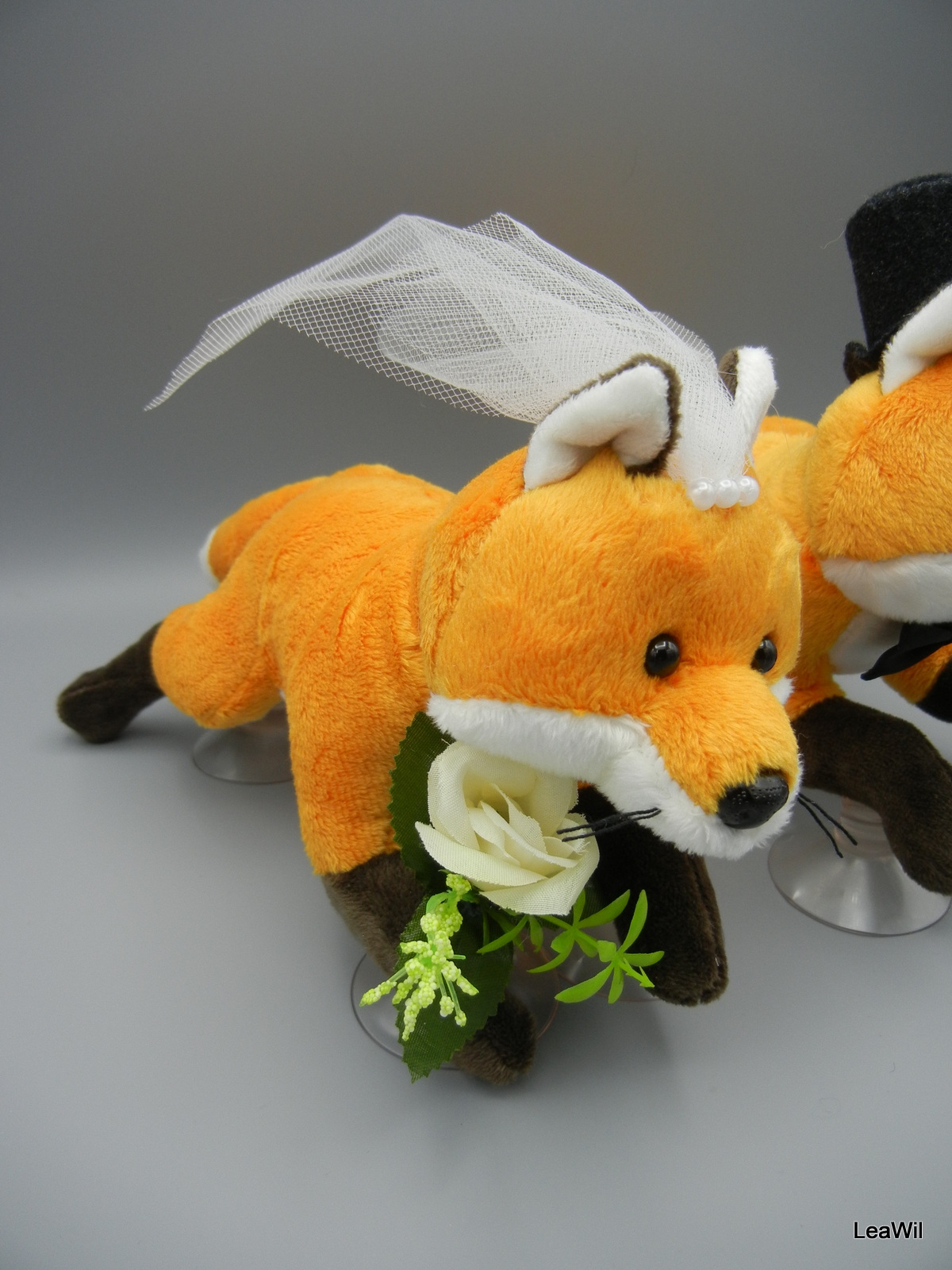 Plyšáci na auto lišky ležící