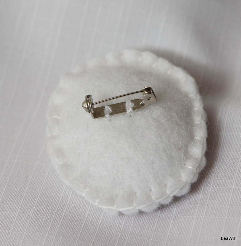 Tlapka - brož filc bílá