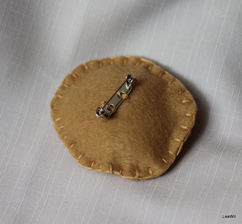 Tlapka - brož filc béžovohnědá