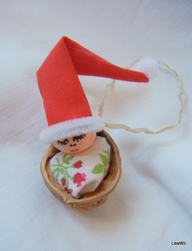 Vánoční skřítek v oříšku bíločerven