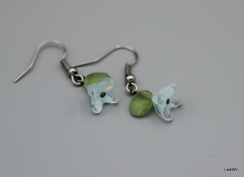 Blankytná květina s lístkem