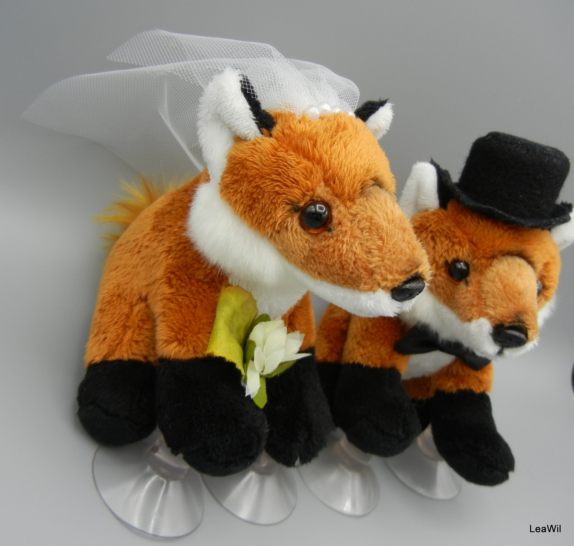 Plyšáci na auto lišky sedící