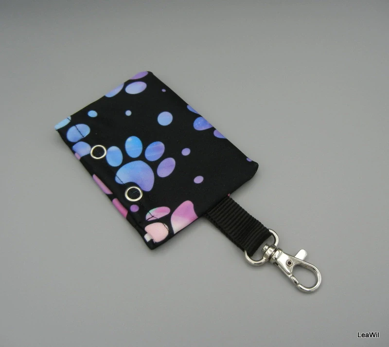 Nabobkopytlík růžmod tlapka na černé