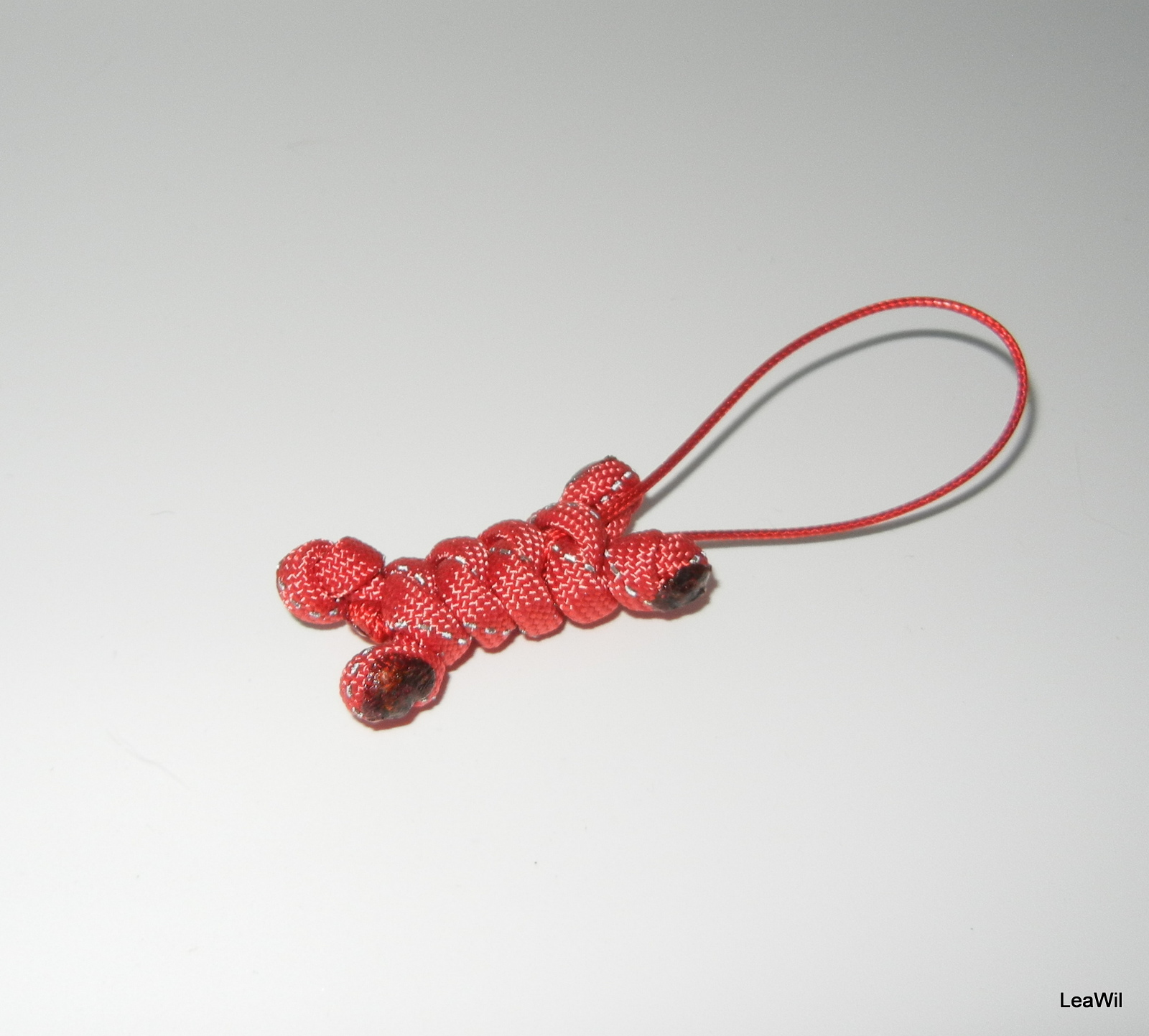 Klíčenka kost paracord červená reflex