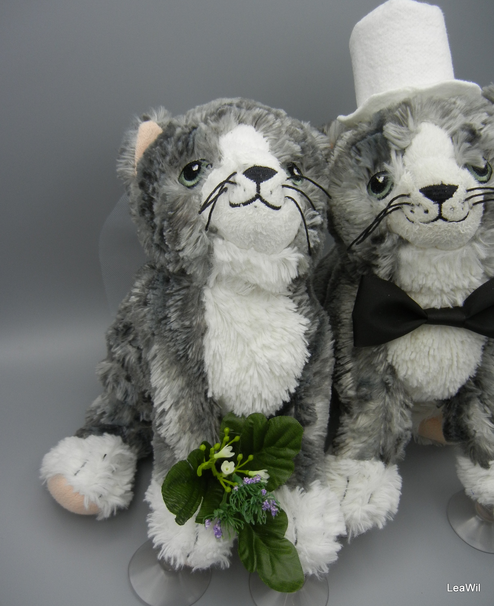 Plyšové kočky mouraté sedící