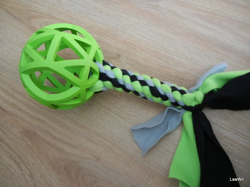 Přetahovadlo/házedlo děrovaný míček XL