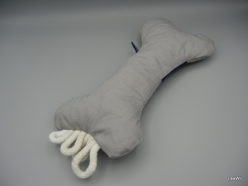 Kost pískací interaktivní "hard" šedá s džín