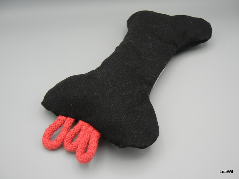 Kost pískací interaktivní "hard" černá s červenou