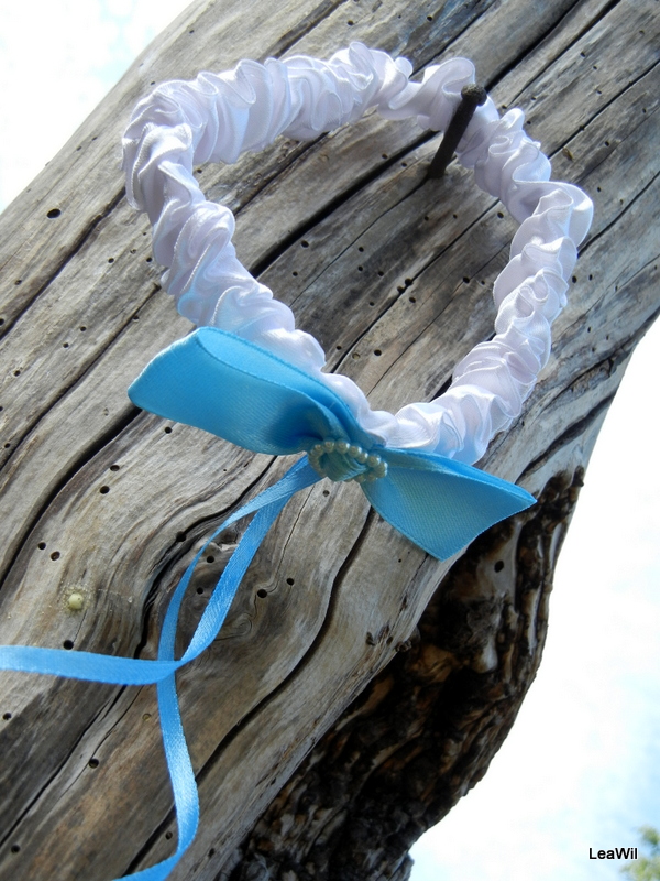 Podvazek bílý úzký s modrým  originálním zdobením