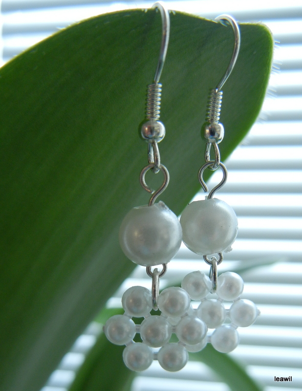 Perličkový kvítek (vločka) s perlou větší