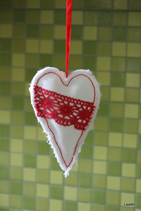 Dekorační srdíčko bíločervená krajka