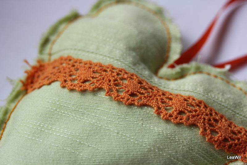 Dekorační srdíčko zelenooranž krajka