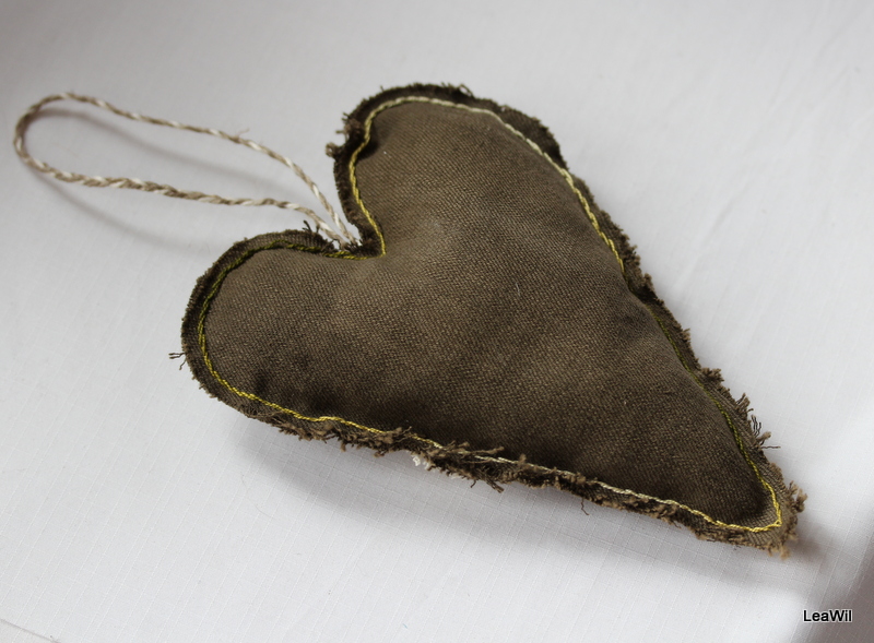 Dekorační srdíčko khaki krajka béž II.