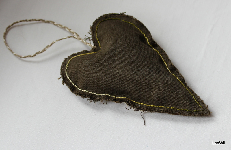 Dekorační srdíčko khaki krajka béž III.