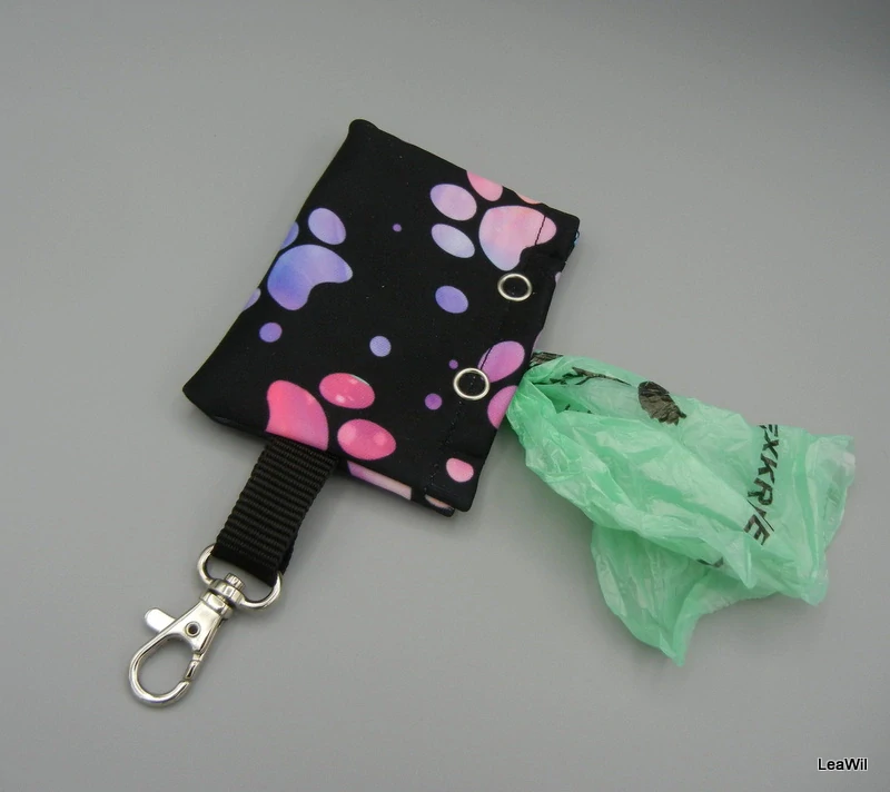 Nabobkopytlík růžmod tlapka na černé