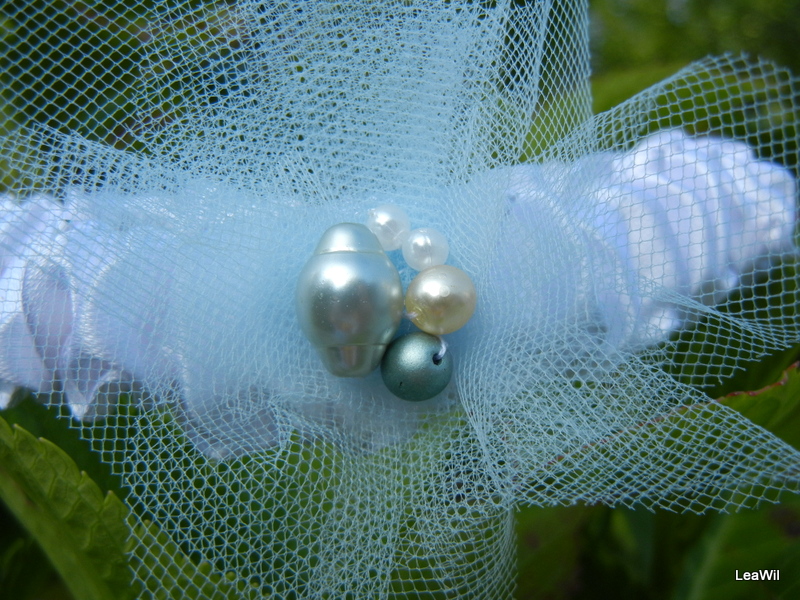 Podvazek bílý úzký s modrým  originálním zdobením