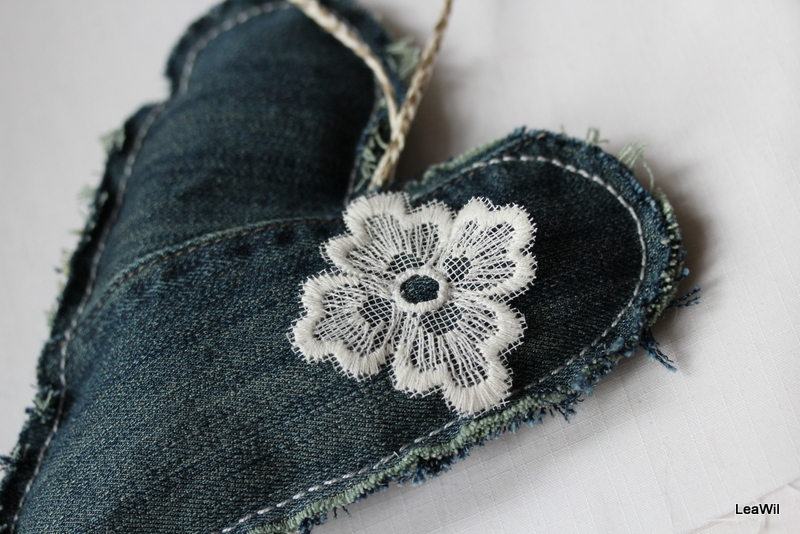 Dekorační srdíčko modré krajka bílá II.