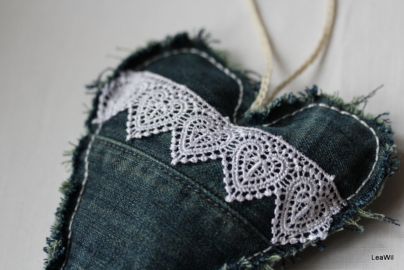 Dekorační srdíčko modré krajka bílá IV.