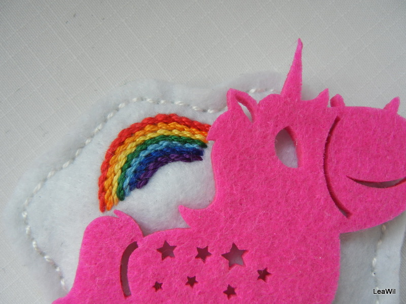 Jednorožec bílý - brožka/spona filc