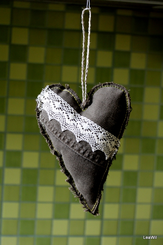 Dekorační srdíčko khaki krajka béž II.