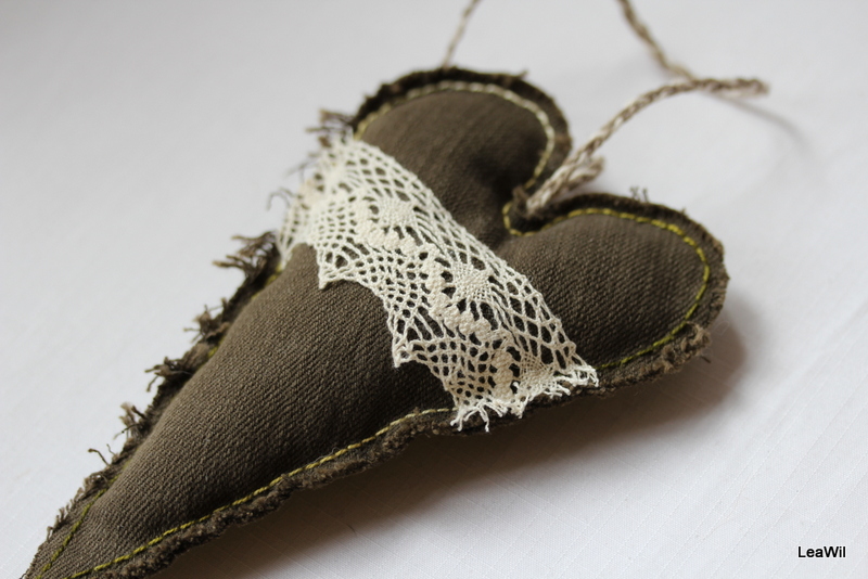 Dekorační srdíčko khaki krajka béž I.